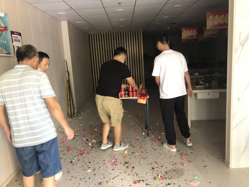 奶茶店装修开工